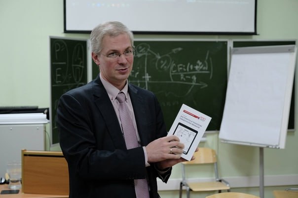  Д. э. н., профессор Международного банковского института имени Анатолия Собчака Семен Юрьевич Богатырев выступил с докладом «Применение инструментов поведенческих финансов для анализа современных финансовых рынков» 