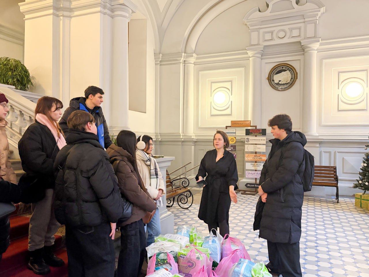 Студенты МБИ передали собранную помощь благотворительному фонду «Бумажная птица»