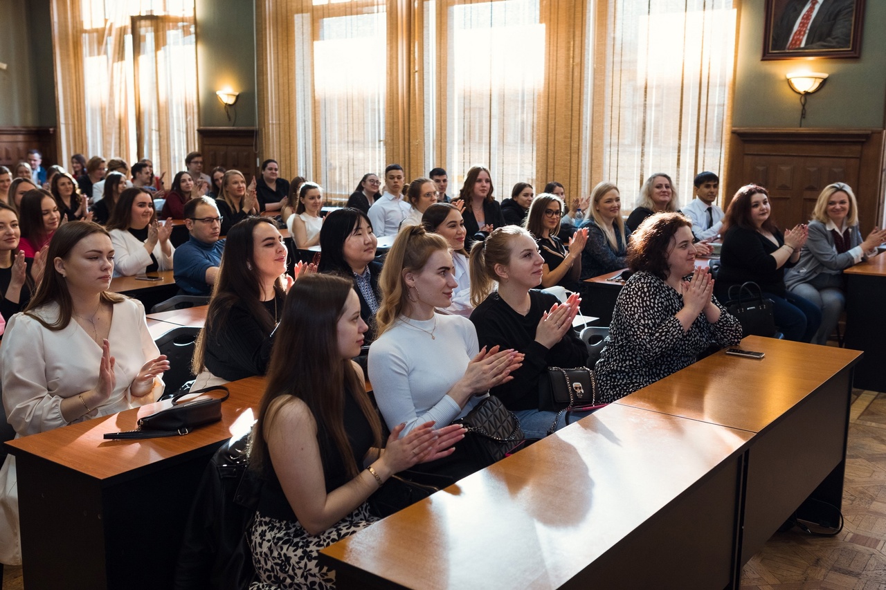 Спб высшее заочно. Высшее образование. Выпускной в вузе. Выпускники. Заочное обучение это.